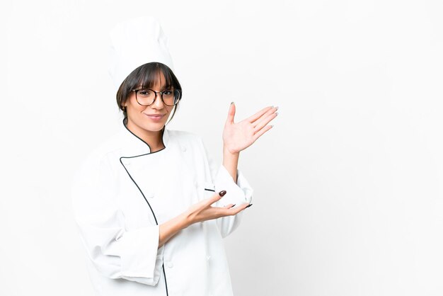 Uśmiechnięty prowadzący warsztat kulinarny